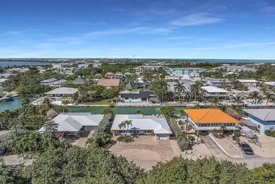 Spacious 5-bedroom with pool and dock