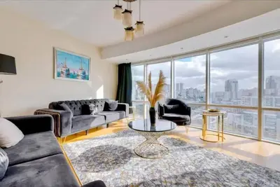 Image de Cozy 1-bedroom apartment in chic residrntioal building.