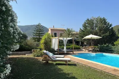 Image de Beautifully located large finca on natural grounds with swimming pool