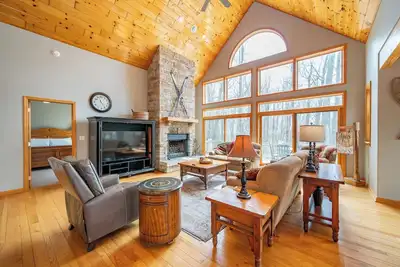 Image de New! Chic Dog Friendly Lodge w/ Hot Tub & Fireplace