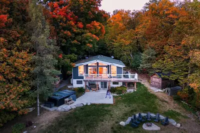 Image de Modern upscale cottage overlooking Balsam Lake.