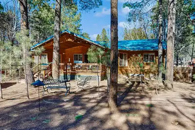 Image de Cabin home with large yard, covered patio, fire pit & Bbq grill - golf nearby