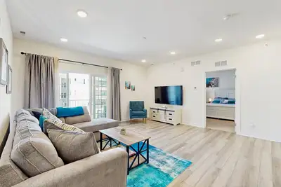 Image de Gated Community with Pool, Elevator & Balcony Bay Views