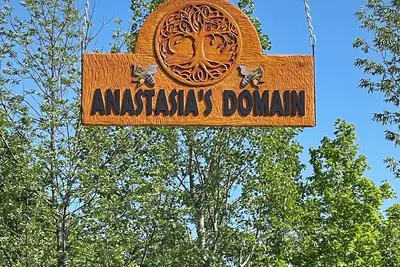 Image de Anastasia’s Domain 1, Farm stay, off grid cabin in a beautiful forest!
