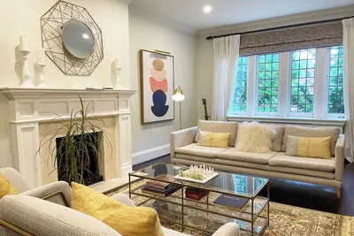 Image de Executive Kingsway Home With Backyard Oasis + Pool