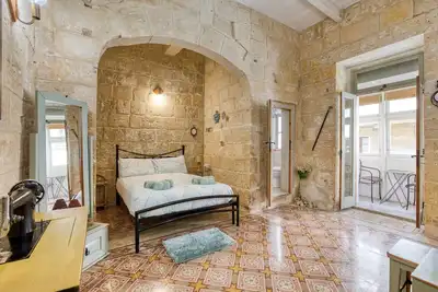 Image de Central Valletta Townhouse with Maltese Balcony