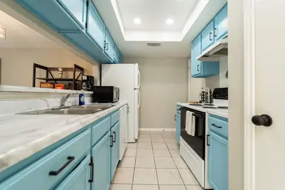 Image de 2bed/2. 5 bath, Ensuites each room, Near Hiking, Private Yard, Pet friendly!