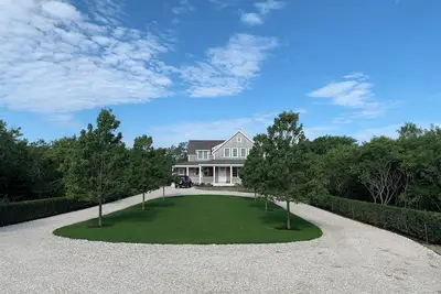 Image de Dreamy Nantucket Estate walking distance to town. Just steps to Steps Beach!