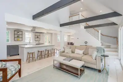 Image de Fully Renovated on Cul-de-sac, Close to Mayflower Beach, Ev Charger!