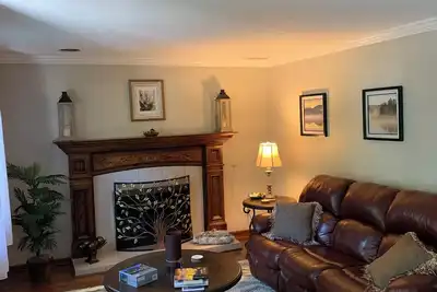 Image de Charming Historical Hudson Retreat on almost 4 acres! Wildlife views daily! !