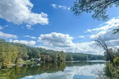 Image de Lux Lake Neepaulin Front Home