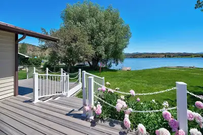 Image de Lakefront single story house on Hauser Lake