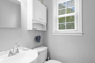 Image de Persimmons and 4 bedroom colonial