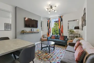 Image de Central flat 4 bedroom, 2 bathroom | StayByNumbers