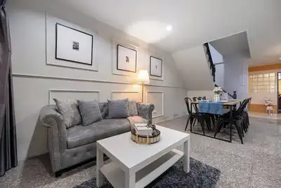 Image de S81_10mins_BTS Skytrain_Onnut station_Free wi-fi_7-11