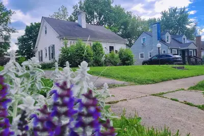 Image de Yard & Fire Pit, Bbq Patio, Spacious Living