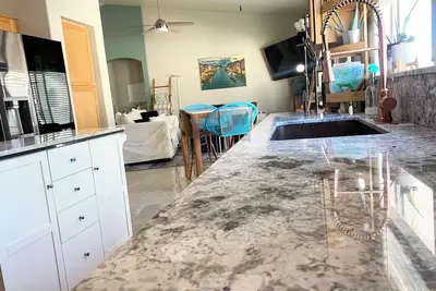 Image de 5min Spring Training-Sauna, Pool, Dog Kid friendly, Fitness rm, Stacked kitchen