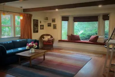 Image de Charming 1-bedroom cottage in a peaceful garden setting.