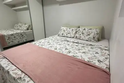 Image de Charmoso apartamento com uma suíte confortável, cozinha completa, wifi e ar