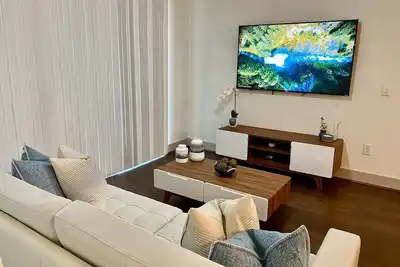 Image de Westchase Modern 2b2b king Fully equipped Long term