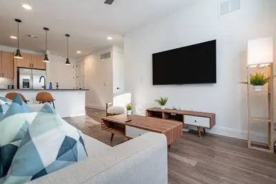 Image de Designer Space near Ut King Bed