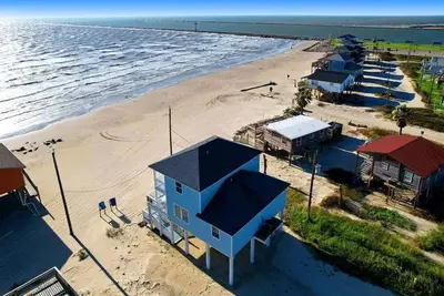 Image de “Toes in the Water” beachfront house 4bed/3bath sleeps 12 on pedestrian beach