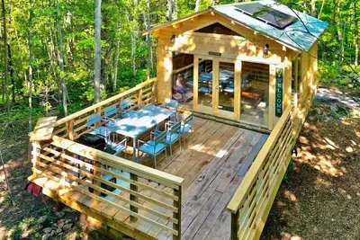Image de Anastasia’s Domain 3 Treehouse, Farm stay, off grid cabin in a beautiful forest!