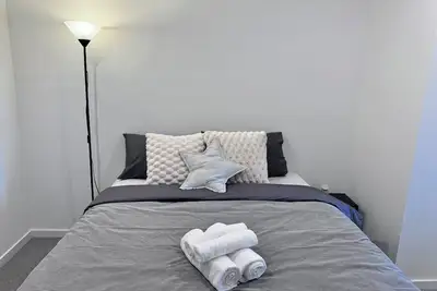 Image de Jenny‘s 2 bedroom city central apple tv and Homepod