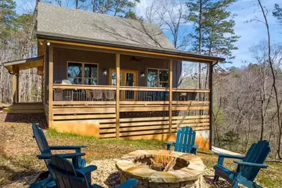 Image de New 3-bedroom cozy cabin on 3 acres in awesome Ellijay, with a hot tub!