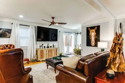 Image de 2 Mi to Historic Horse District: Dog-Friendly Home