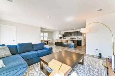 Image de < 6 Mi to Uptown Charlotte: Bright Home w/ Yard