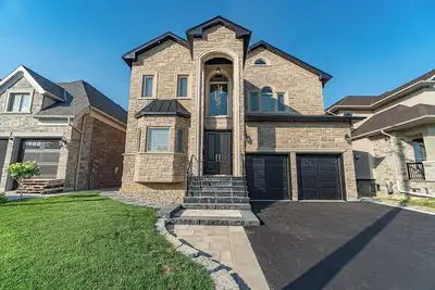 Image de Magnificent Multi-Level Custom-Built Home