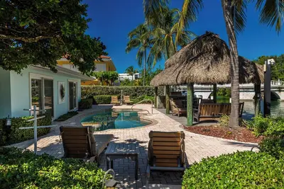 Image de Retraite au bord de l'eau avec piscine et cabanon