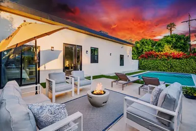 Image de Luxury 3-Bedroom Home with Pool in Vibrant Los Angeles