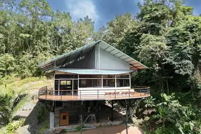 Image de 4-bedroom house, wraparound decks, modern kitchen, Adjacent to Jungle Reserve