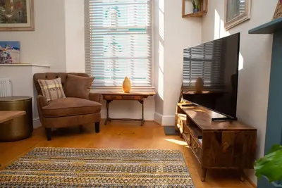 Image de Period town house apartment on Cardigan High Street - Independent shops, cafés, bars & restaurants