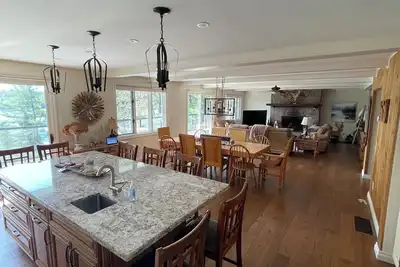 Image de Elegant Waterfront Cottage Escape