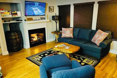 Image de Charming mountain bungalow 5 minutes from downtown Helen with neighborhood Pool!