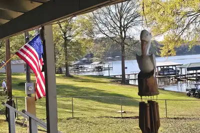 Image de Newly renovated lakehouse sleeps 7 with boathouse, fenced yard and kayaks