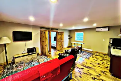 Image de Renovated private Apartment Close to town and the Dreams Park!