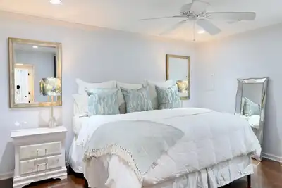 Image de Stylish Condo, Walk to Square - Squares Lil East