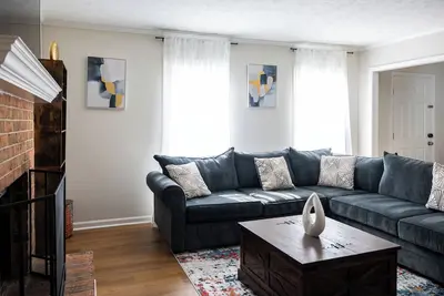 Image de 4br w/ Nature Views + Firepit ~ Close to Trails & Mall!