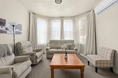 Image de Walk to shops, restaurants and marine parade, Mclean Park and bike paths.
