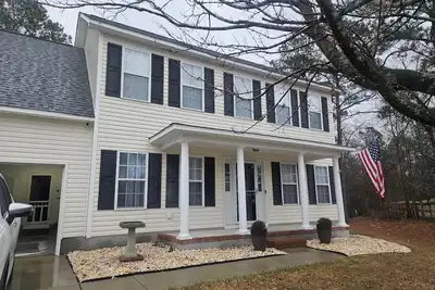 Image de Spacious 3 Br, 2. 5 Bath on quiet cul-de-sac within minutes of Leland Town Center