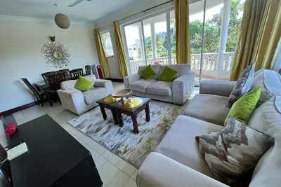 Image de 2-bedroom apartment situated minutes away from the beach and shopping malls!