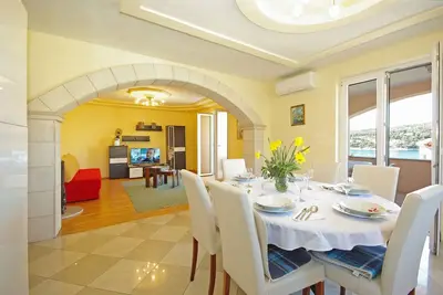 Image de Appartement de deux chambres avec le balcon et la vue sur le mer Sumartin, Brac (A-24131-a)
