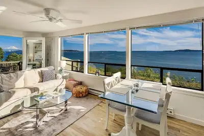 Image de Tranquil waterfront cottage on Seattle's Puget Sound