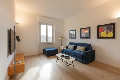 Image de Discover your new retreat in the heart of Milan! This spacious 3-bedroom, 2-bathroom flat, located in one of the city's most desirable areas, offers a perfect balance of comfort and style. Viale Papiniano is located in the Sant'Agostino district of