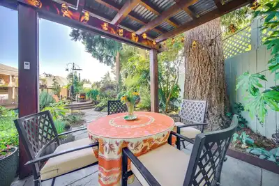 Image de 6 Mi to Dtwn Seattle: Walkable Home w/ Hot Tub