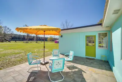 Image de Colorful & Retro Perkinston Cottage w/ Yard!